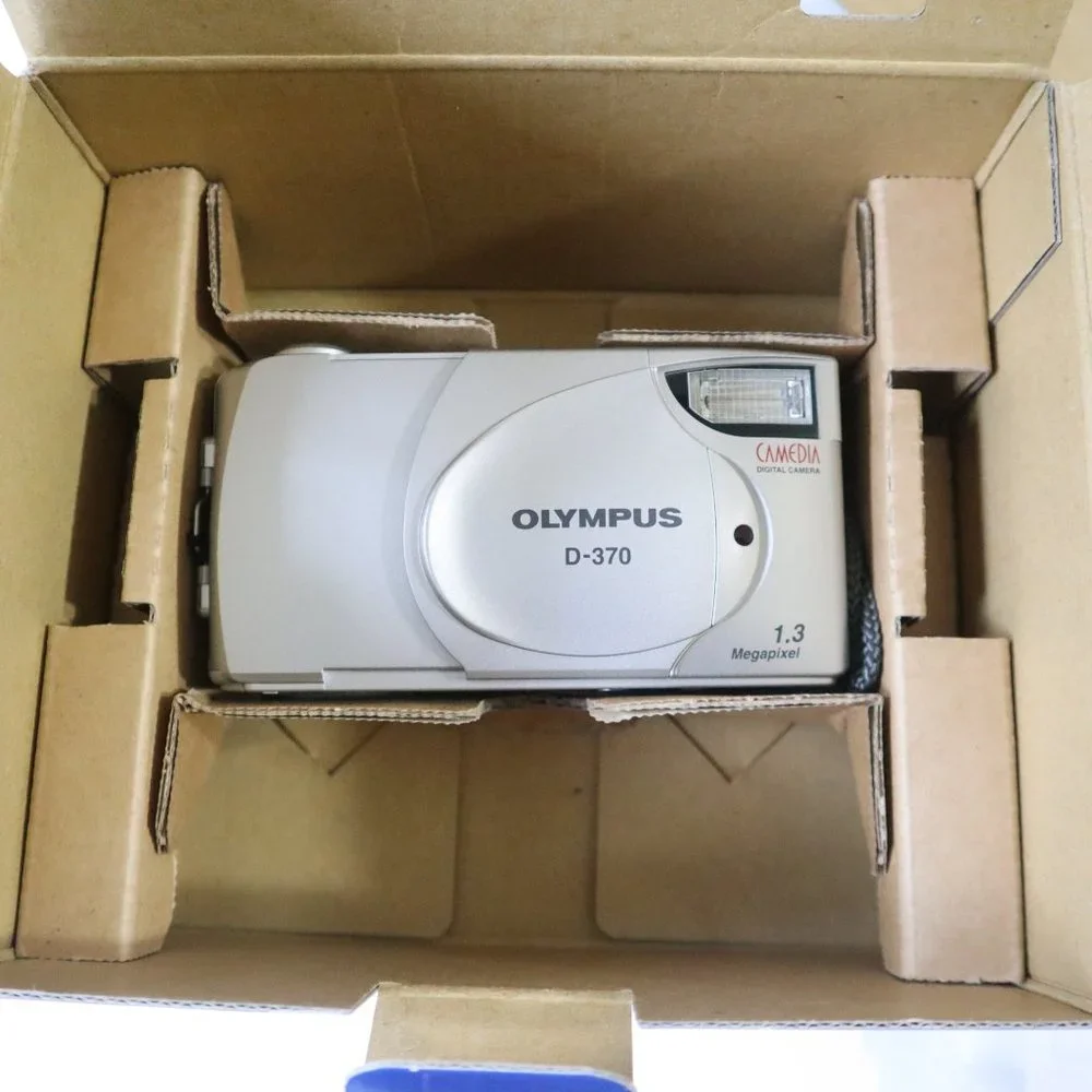 Throwback Olympus CAMEDIA D-370 1.3MP Digital Camera - Silver Vintage